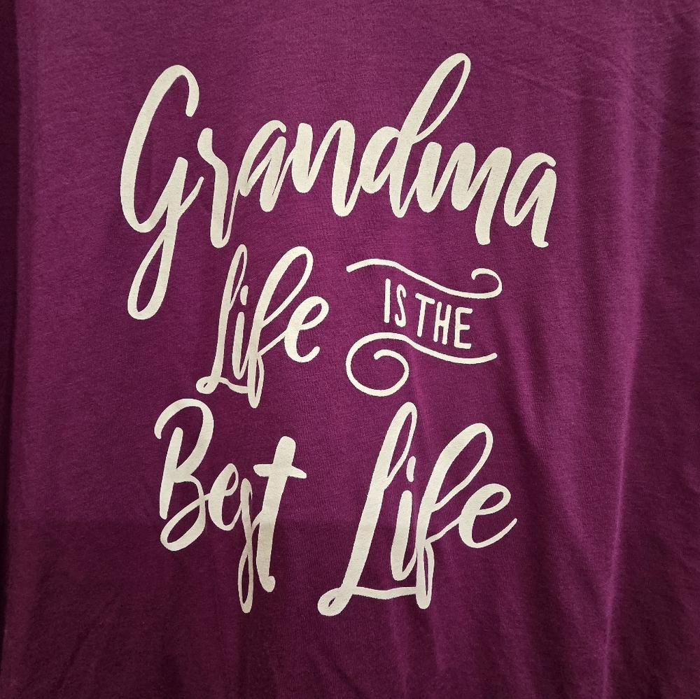 T-Shirt - Grandma's life is the best life! Great for a birthday gift!